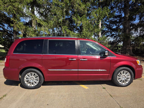 Used 2016 Chrysler Town & Country Limited image 7