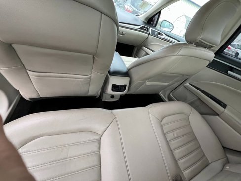 Used 2018 Ford Fusion SE w/ Fusion SE Technology Package image 8