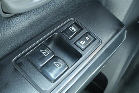 Used 2017 Nissan Titan S image 13