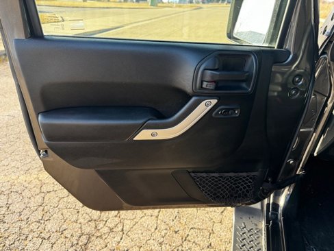 Used 2017 Jeep Wrangler Unlimited Sahara w/ Connectivity Group image 16