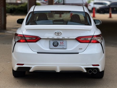 Used 2018 Toyota Camry SE w/ Moonroof Package image 9