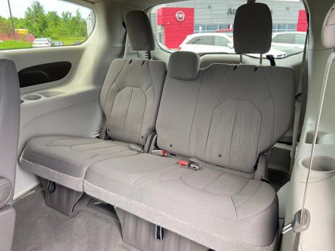 Used 2021 Chrysler Pacifica Touring image 19