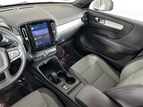 Certified 2025 Volvo XC40 B5 Core image 22
