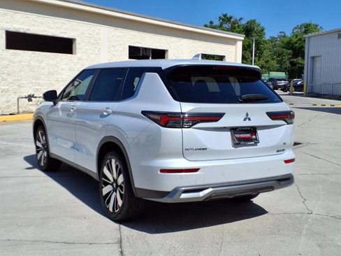 New 2025 Mitsubishi Outlander SE image 3