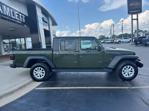Used 2023 Jeep Gladiator Sport image 4