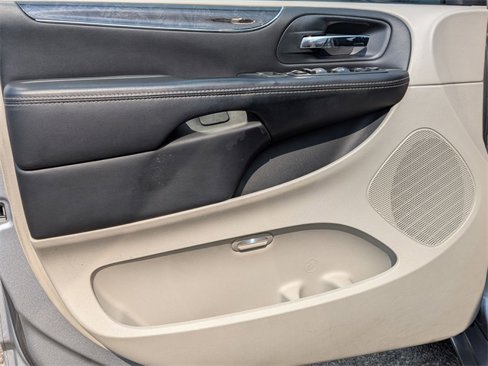 Used 2014 Chrysler Town & Country Touring image 13