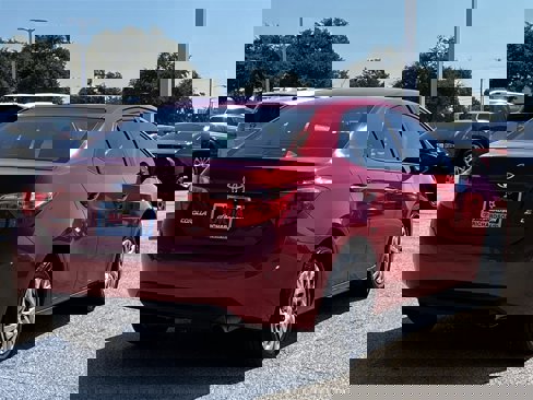 Used 2018 Toyota Corolla LE image 4