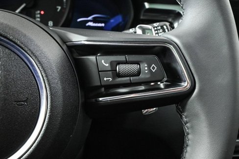 Certified 2025 Porsche Macan image 11