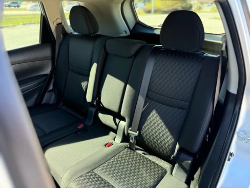 Used 2018 Nissan Rogue S image 18
