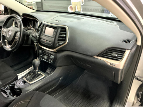 Used 2017 Jeep Cherokee Latitude image 27