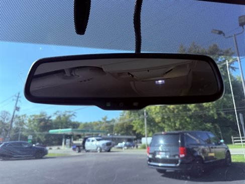 Used 2015 Chrysler Town & Country Touring image 29