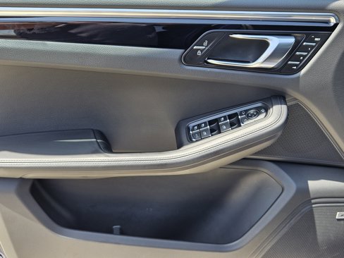 Certified 2024 Porsche Macan image 31