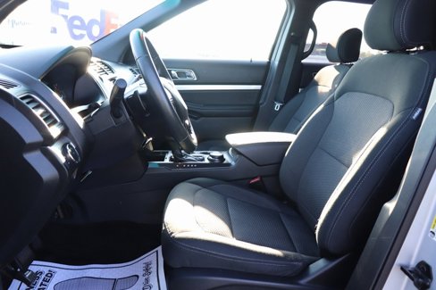 Used 2017 Ford Explorer XLT image 3