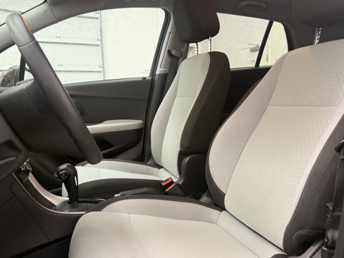 Used 2020 Chevrolet Trax LS w/ Tint and Cruise Package image 15