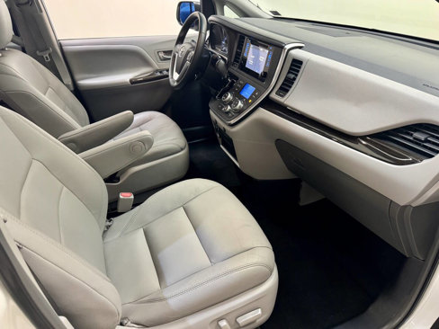 Used 2015 Toyota Sienna XLE image 9