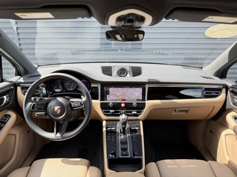 Certified 2025 Porsche Macan image 16