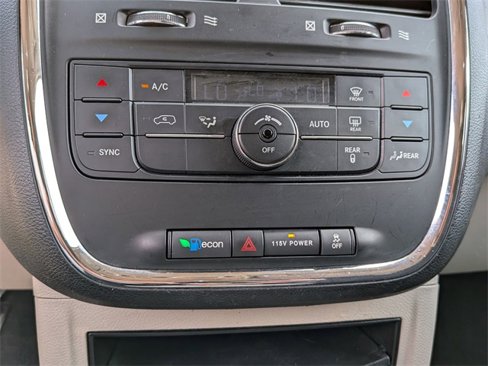 Used 2014 Chrysler Town & Country Touring image 19