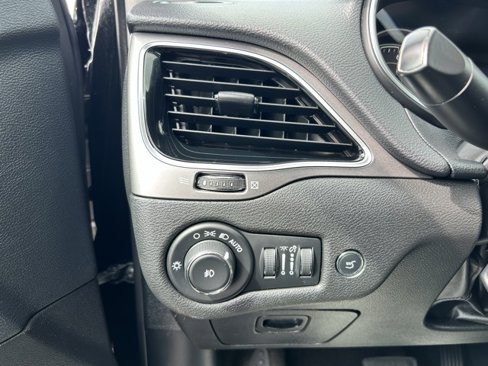 Used 2019 Jeep Cherokee Limited image 18