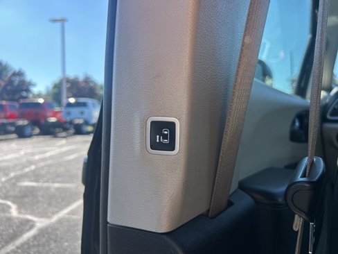 Used 2021 Chrysler Pacifica Touring-L image 19