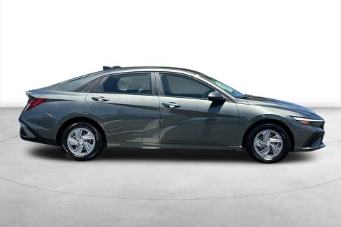 Certified 2025 Hyundai Elantra SE image 9