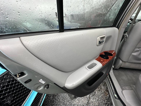 Used 2005 Toyota Highlander Limited image 12