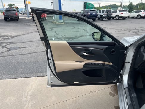 Used 2020 Lexus ES 350 w/ Premium Package image 11