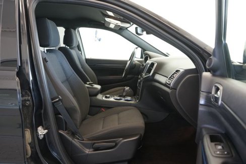 Used 2019 Jeep Grand Cherokee Laredo image 32