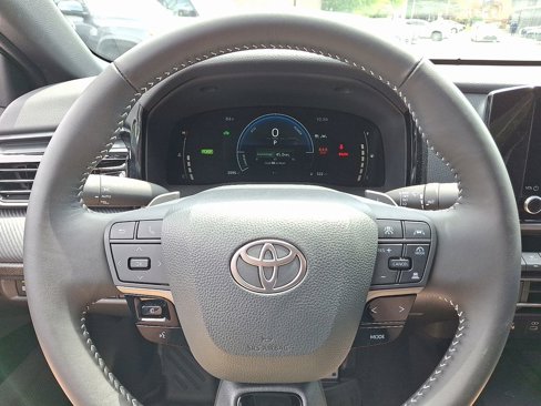 Used 2025 Toyota Camry SE image 18