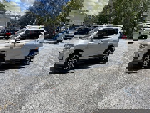 Used 2018 Nissan Rogue SV image 2
