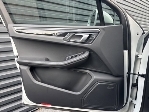 Certified 2018 Porsche Macan image 14