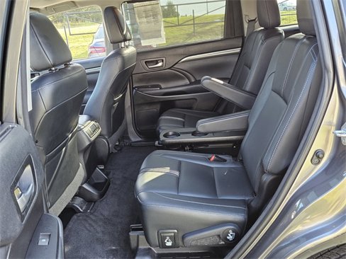 Used 2018 Toyota Highlander SE image 7