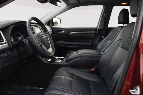 Used 2018 Toyota Highlander SE image 2