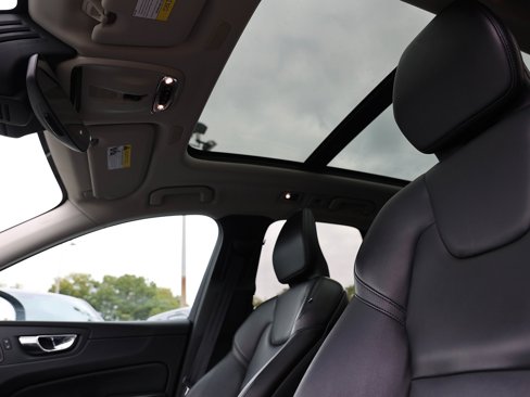 Used 2019 Volvo XC60 T5 Momentum w/ Multimedia Package image 24