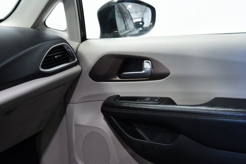Used 2017 Chrysler Pacifica Touring-L image 19
