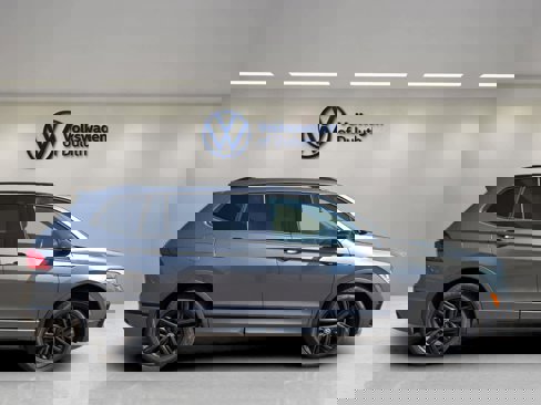Certified 2022 Volkswagen Tiguan SE R-Line image 6