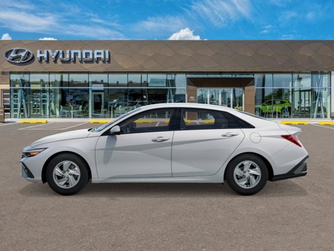 New 2025 Hyundai Elantra SE image 3