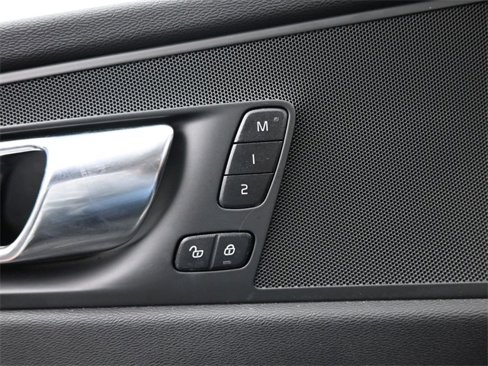 Used 2022 Volvo XC60 B5 Momentum w/ Climate Package image 27
