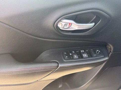 Certified 2016 Jeep Cherokee Limited image 12