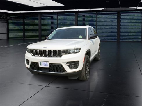 Used 2022 Jeep Grand Cherokee Laredo w/ Luxury Tech Group I image 3