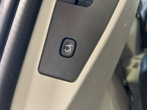 Used 2014 Chrysler Town & Country Touring image 29
