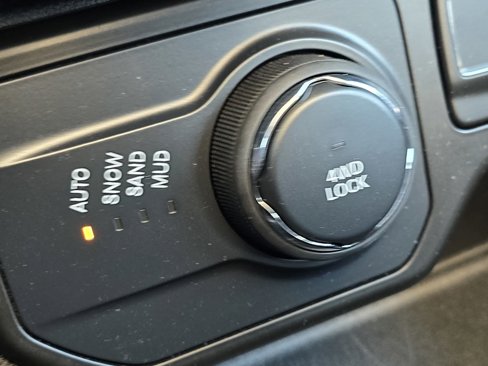 Used 2021 Jeep Renegade Latitude w/ Sun & Sound Group image 25