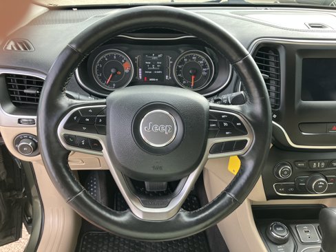Used 2019 Jeep Cherokee Latitude w/ Cold Weather Group image 10