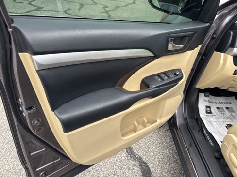 Used 2019 Toyota Highlander XLE image 12