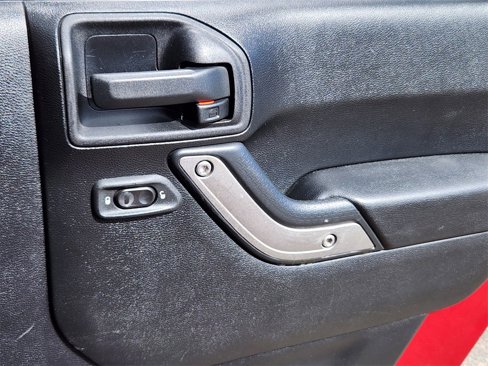 Used 2012 Jeep Wrangler Unlimited Sport image 11