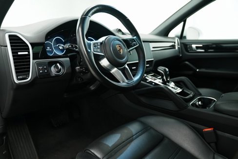Used 2022 Porsche Cayenne w/ Premium Package image 18