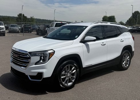Used 2023 GMC Terrain SLT image 3