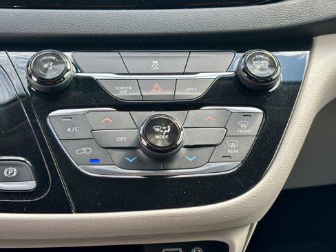 Used 2017 Chrysler Pacifica LX image 34