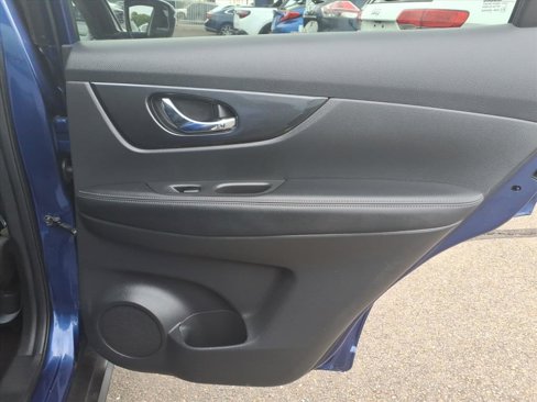 Used 2018 Nissan Rogue SV image 15