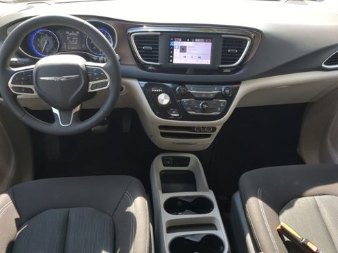 Used 2022 Chrysler Voyager LX image 13