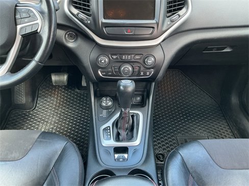 Used 2016 Jeep Cherokee Trailhawk w/ Cold Weather Group image 9